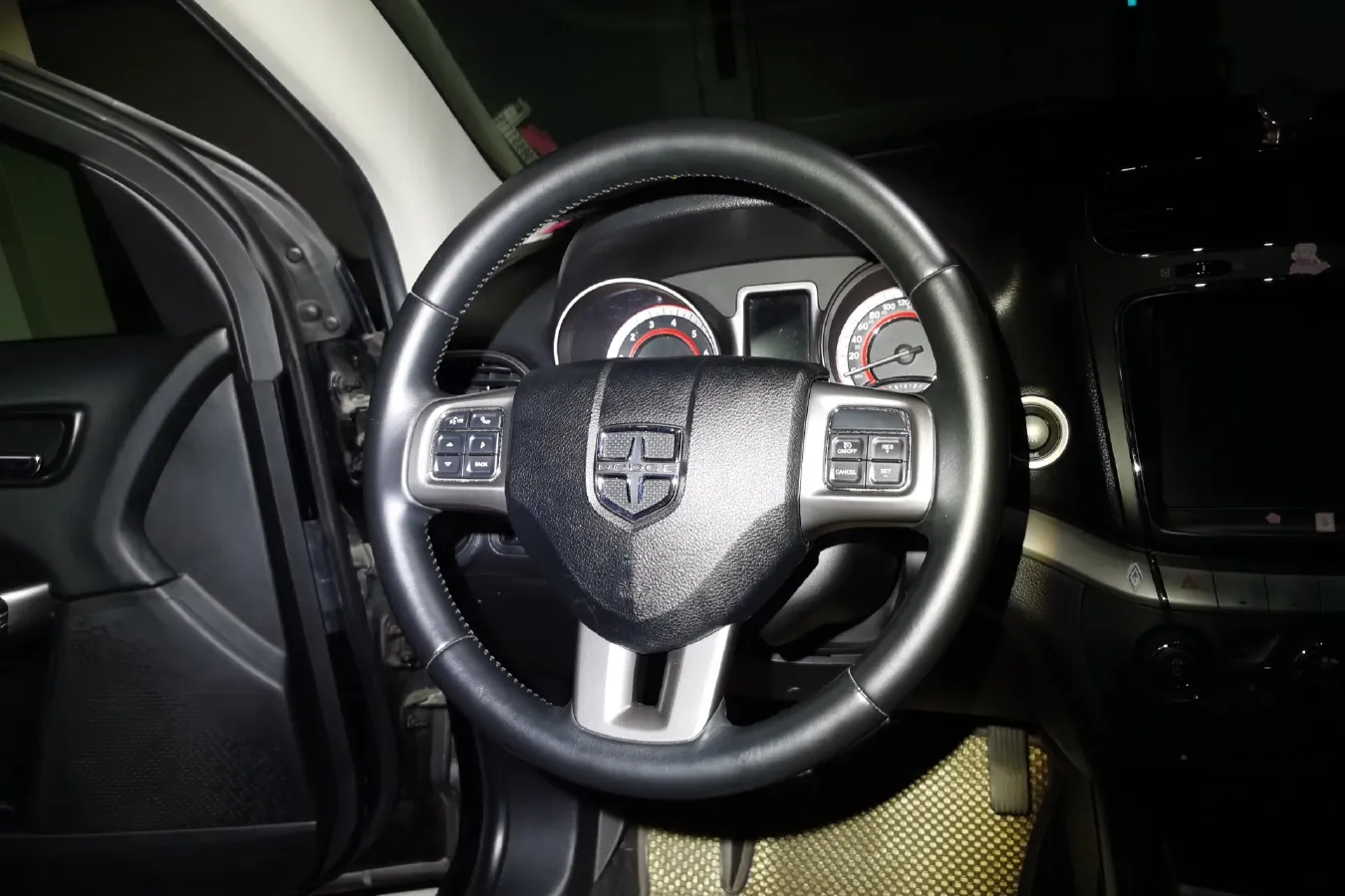 2016 Dodge JCUV 2.4L 170HP L4 6AT,autocango,china used car exporter,china ev exporter,chinese used car exporter,chinese used ev exporter