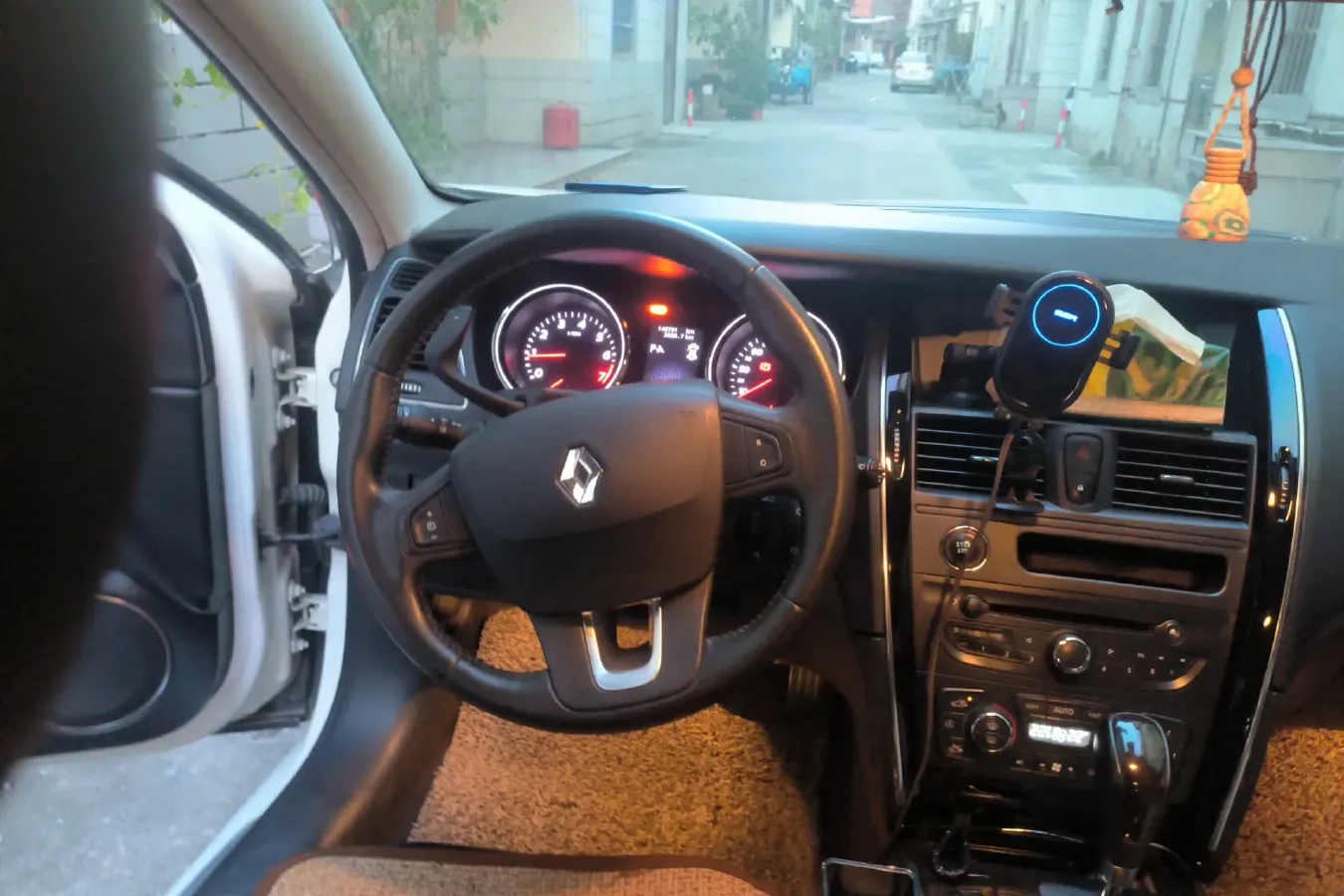 2012 Renault  Talisman 2.5L 190HP V6 6AT,autocango,china used car exporter,china ev exporter,chinese used car exporter,chinese used ev exporter