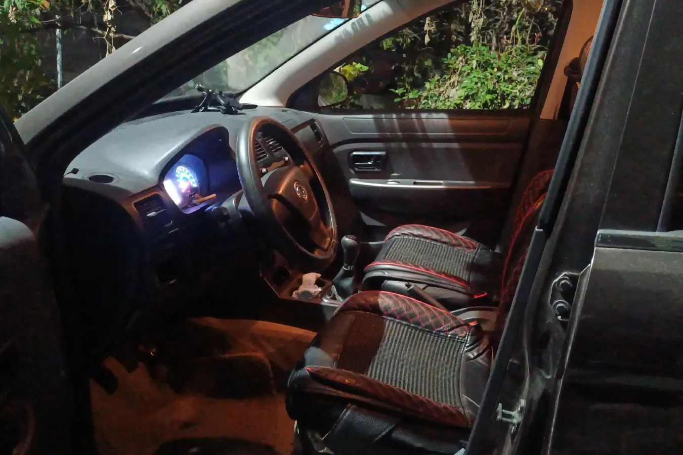 2014 DongFeng Fengon Fengon 330 1.5L 116HP L4 5MT,autocango,china used car exporter,china ev exporter,chinese used car exporter,chinese used ev exporter