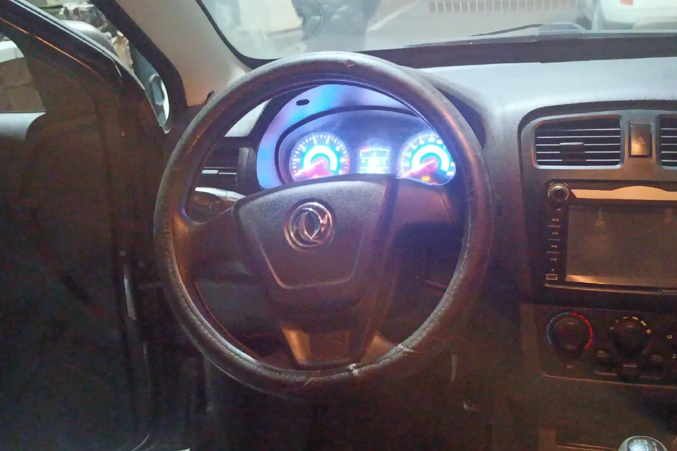 2014 DongFeng Fengon Fengon 330 1.5L 116HP L4 5MT,autocango,china used car exporter,china ev exporter,chinese used car exporter,chinese used ev exporter