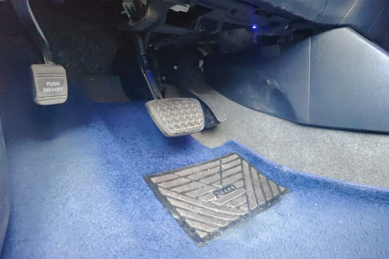 2012 Toyota Prius 1.8L 99HP L4 E-CVT Hybrid,autocango,china used car exporter,china ev exporter,chinese used car exporter,chinese used ev exporter