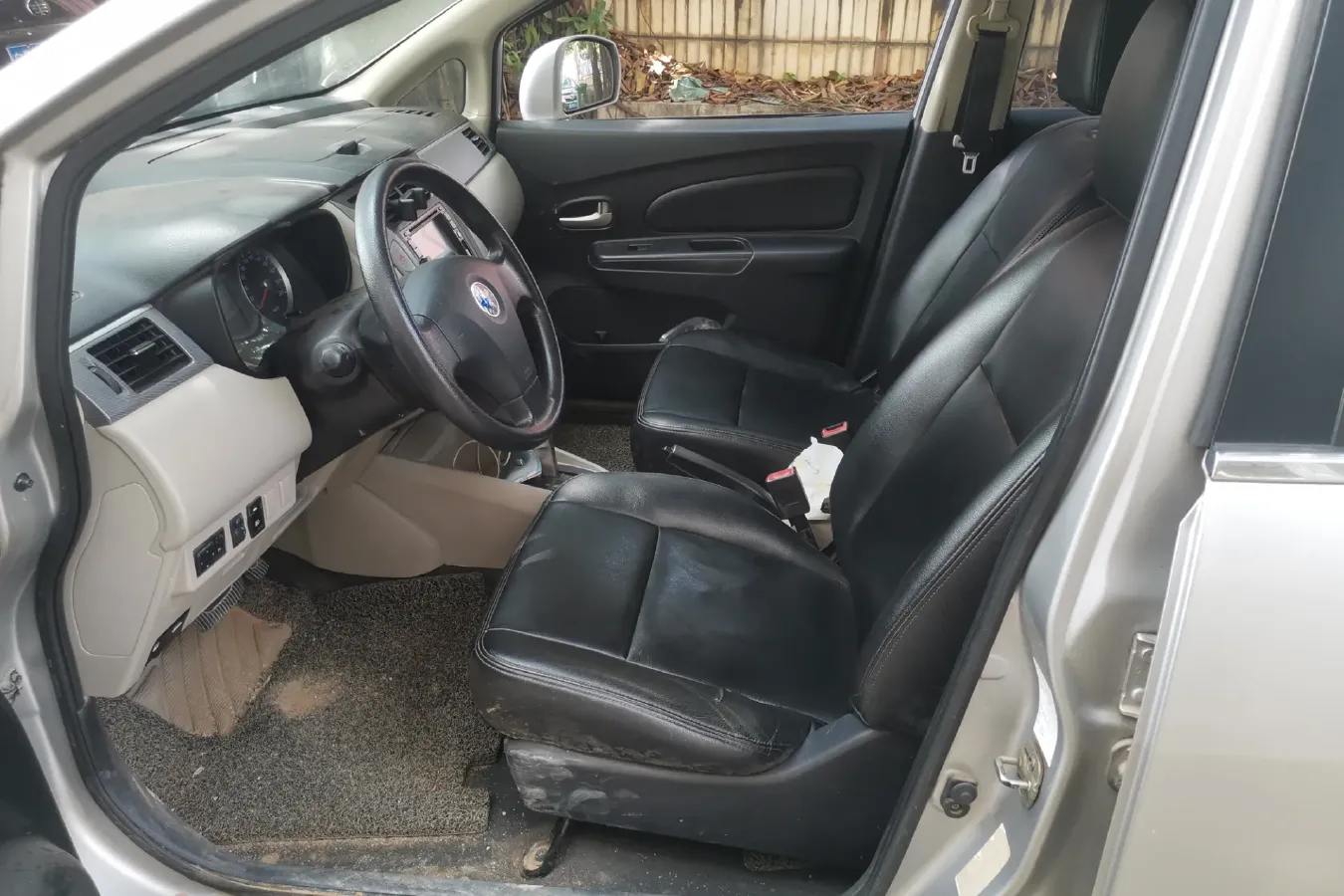 2015 Venucia R50 1.6L 117HP L4 4AT,autocango,china used car exporter,china ev exporter,chinese used car exporter,chinese used ev exporter