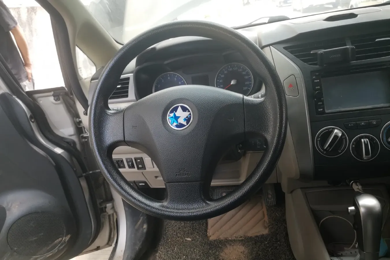 2015 Venucia R50 1.6L 117HP L4 4AT,autocango,china used car exporter,china ev exporter,chinese used car exporter,chinese used ev exporter