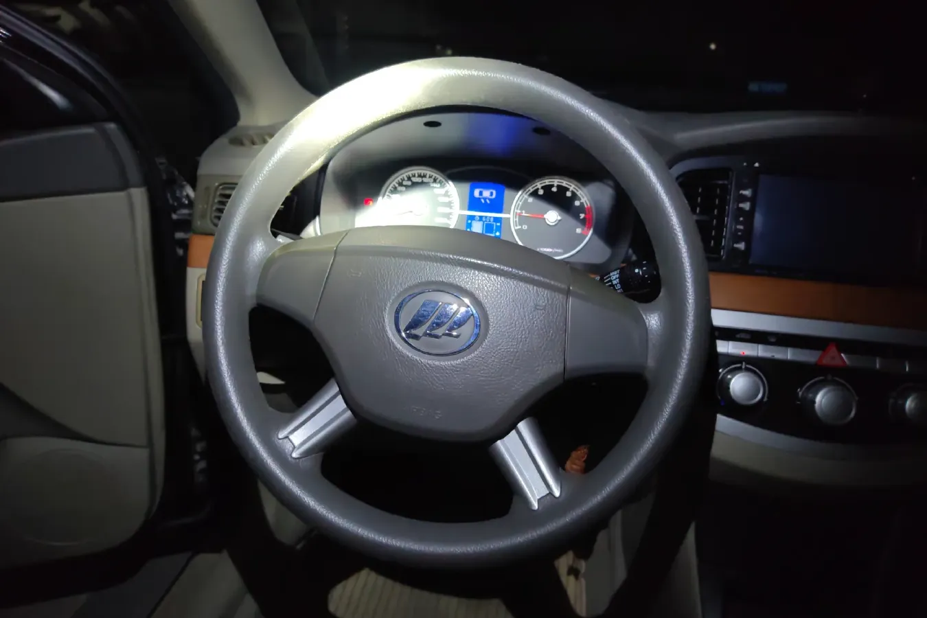 2010 LiFan 620 1.5L 94HP L4 5MT,autocango,china used car exporter,china ev exporter,chinese used car exporter,chinese used ev exporter