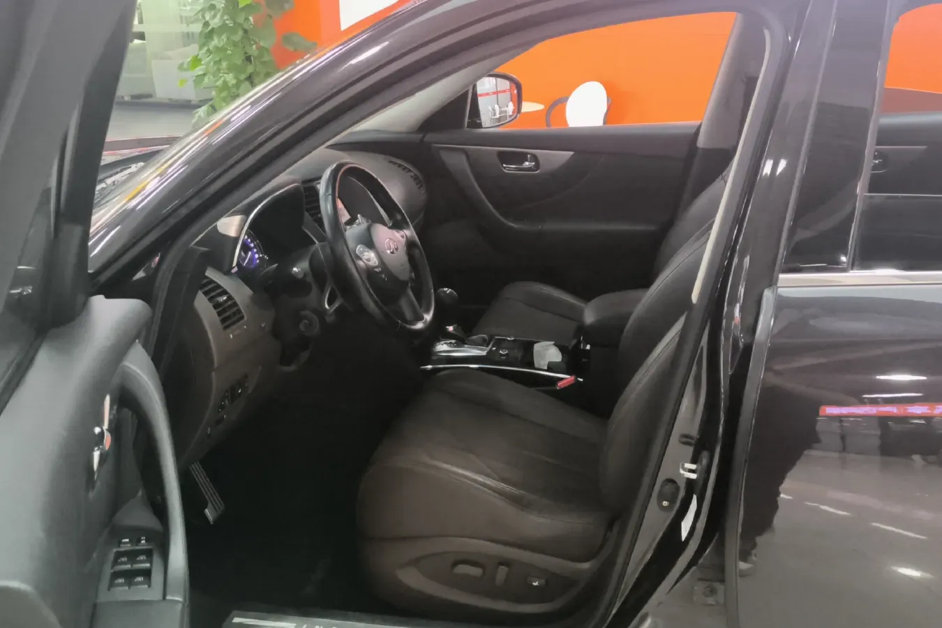 2013 Infiniti QX70 3.7L 351HP V6 7AT,autocango,china used car exporter,china ev exporter,chinese used car exporter,chinese used ev exporter