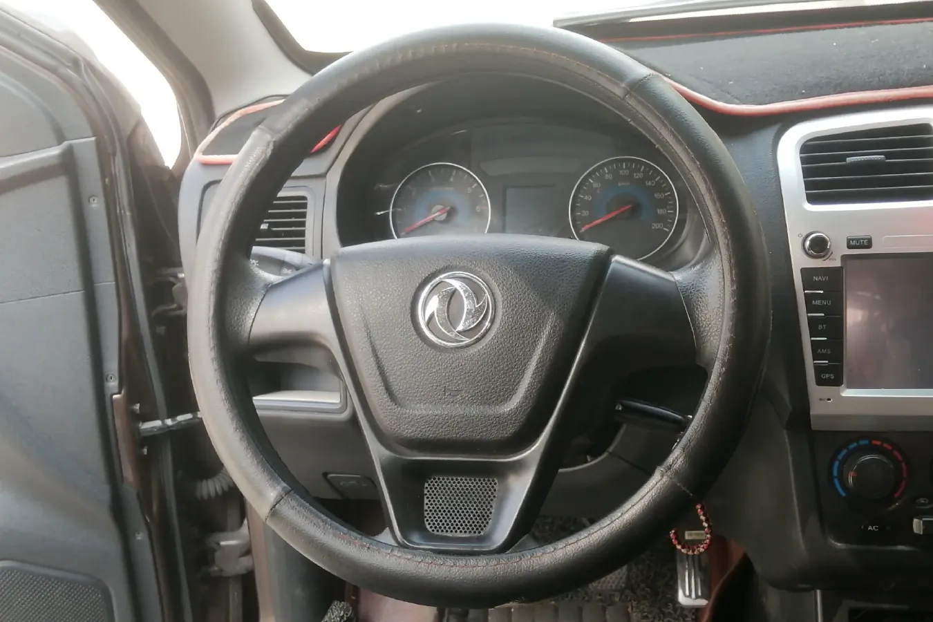 2014 DongFeng Fengon Fengon 330 1.5L 116HP L4 5MT,autocango,china used car exporter,china ev exporter,chinese used car exporter,chinese used ev exporter