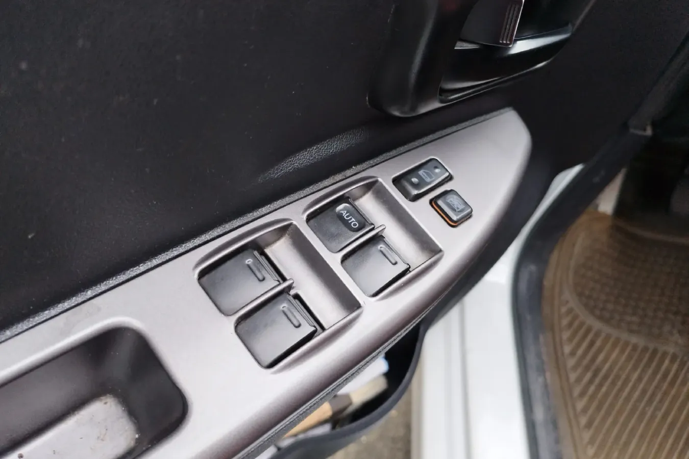 2016 DongFeng Fengon Fengon 330 1.5L 109HP L4 5MT,autocango,china used car exporter,china ev exporter,chinese used car exporter,chinese used ev exporter