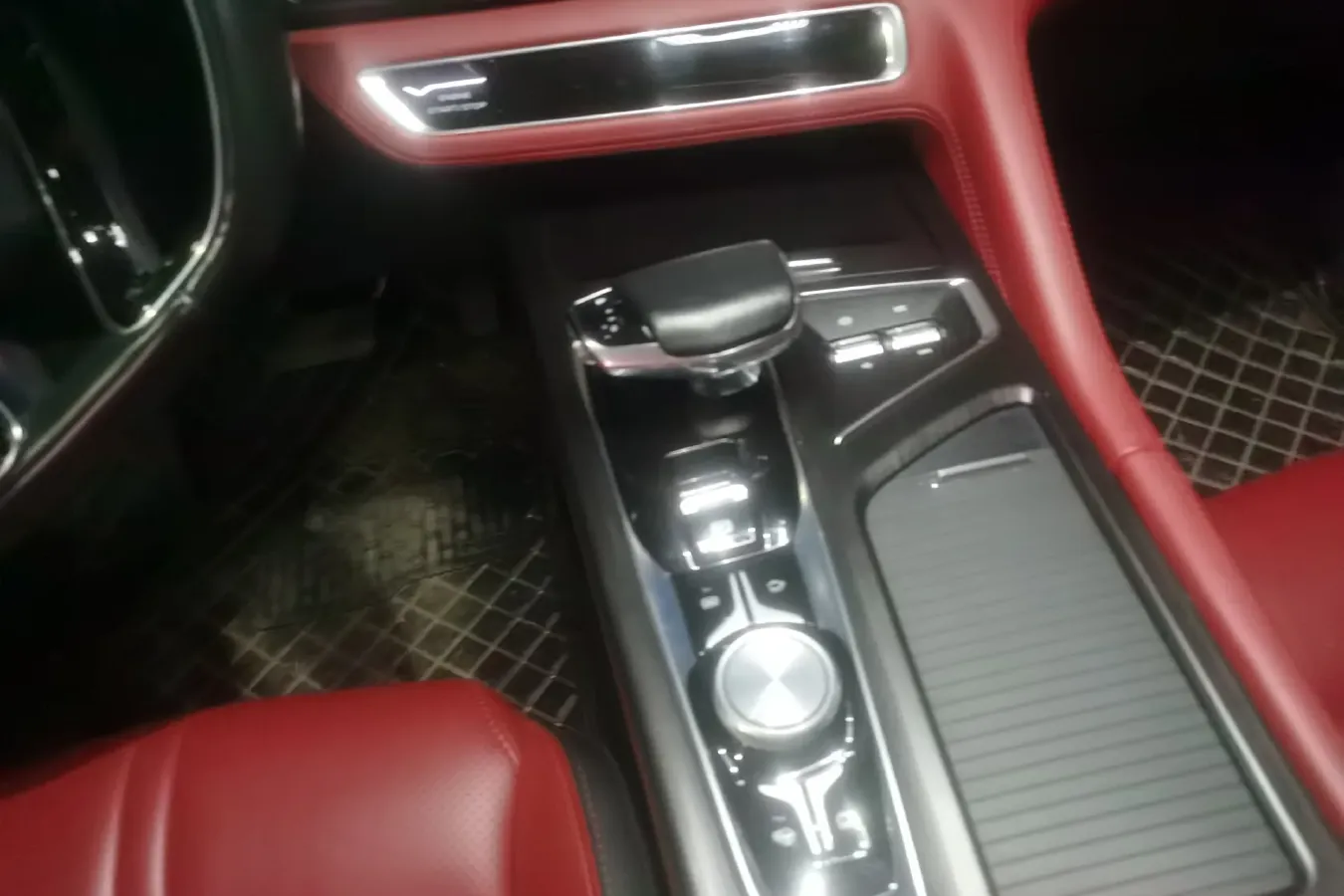 2020 ChangAn CS75 Plus 2.0T 233HP L4 8AT,autocango,china used car exporter,china ev exporter,chinese used car exporter,chinese used ev exporter