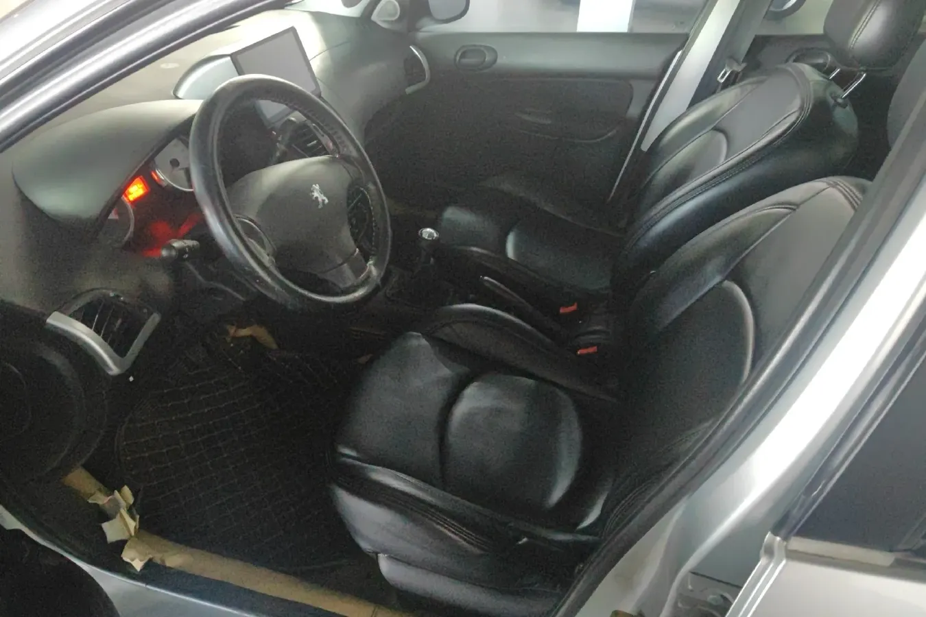 2011 Peugeot 207 1.4L 76HP L4 5MT,autocango,china used car exporter,china ev exporter,chinese used car exporter,chinese used ev exporter