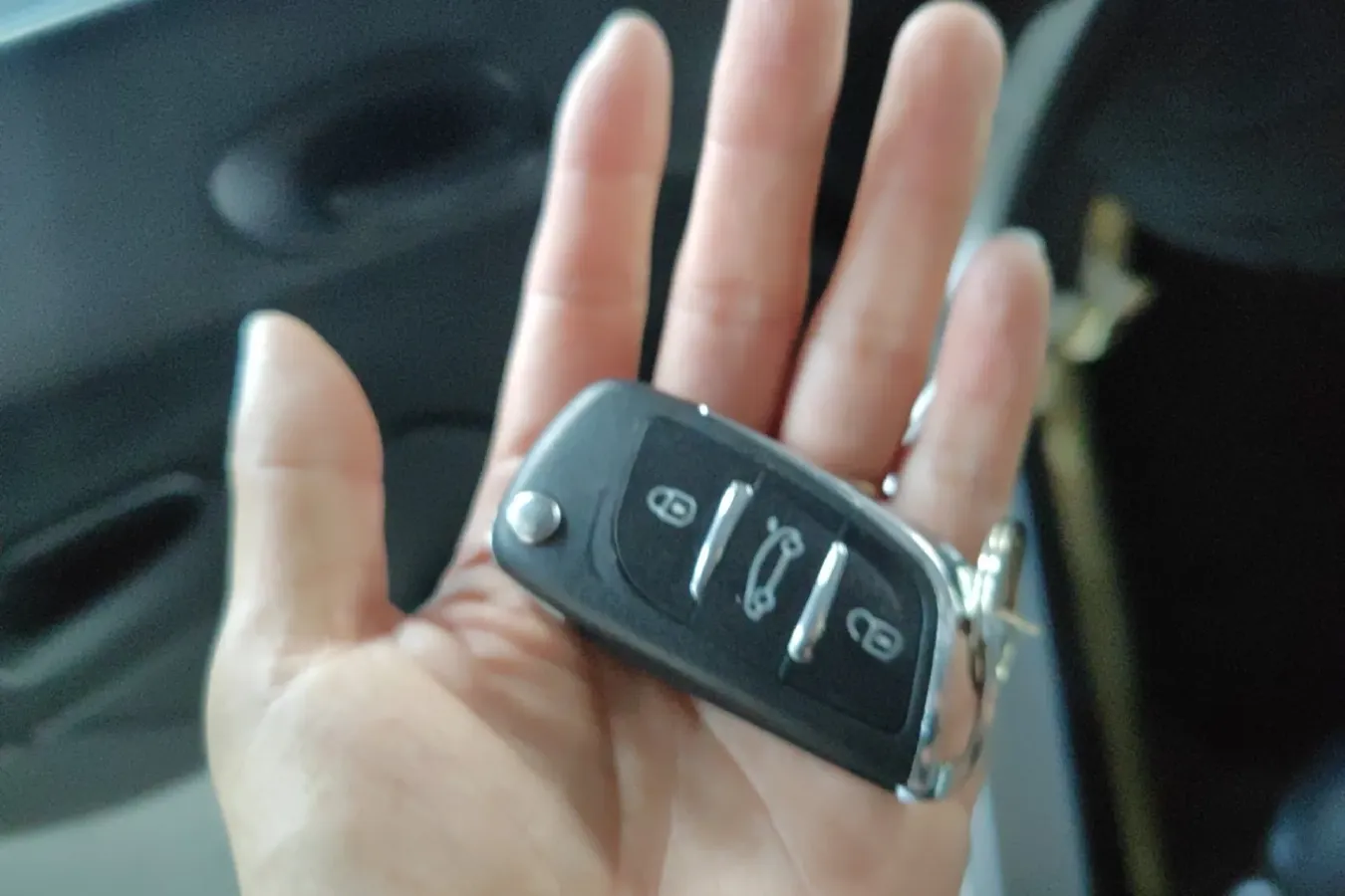 2011 Peugeot 207 1.4L 76HP L4 5MT,autocango,china used car exporter,china ev exporter,chinese used car exporter,chinese used ev exporter