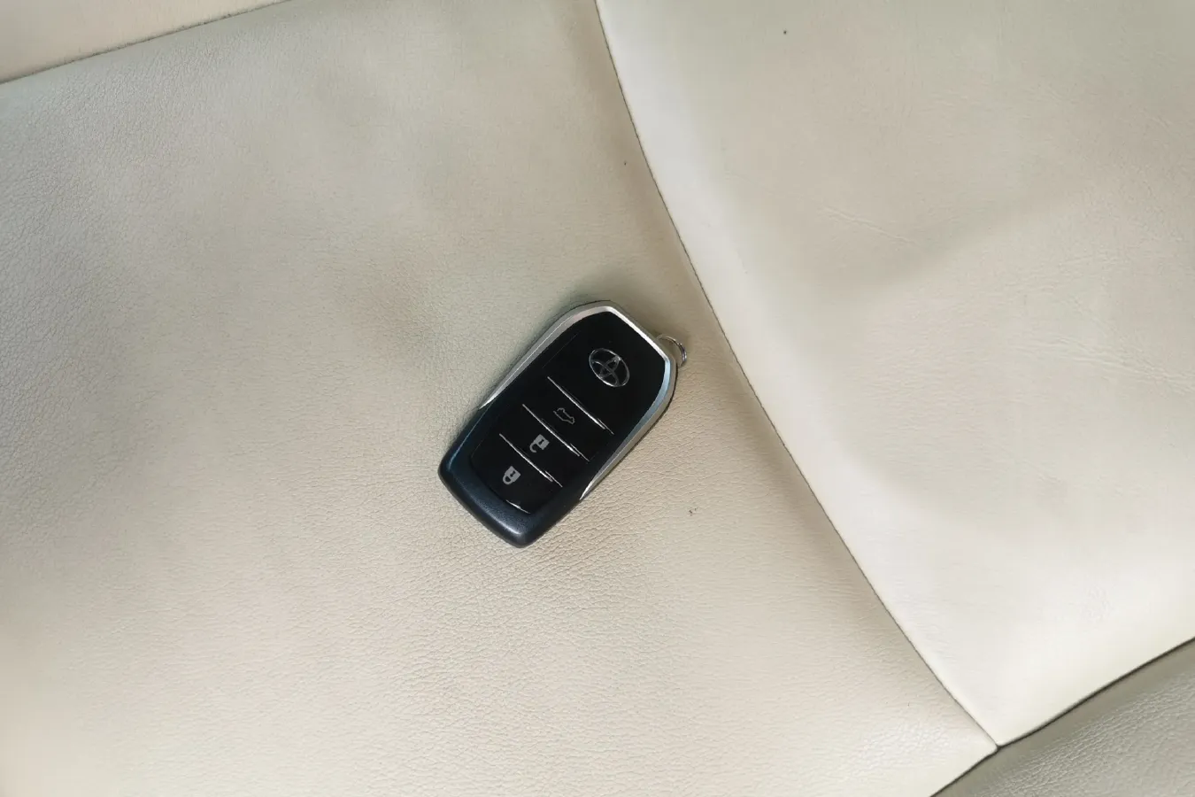 2015 Toyota Land Cruiser Prado 2.7L 159HP L4 4AT,autocango,china used car exporter,china ev exporter,chinese used car exporter,chinese used ev exporter