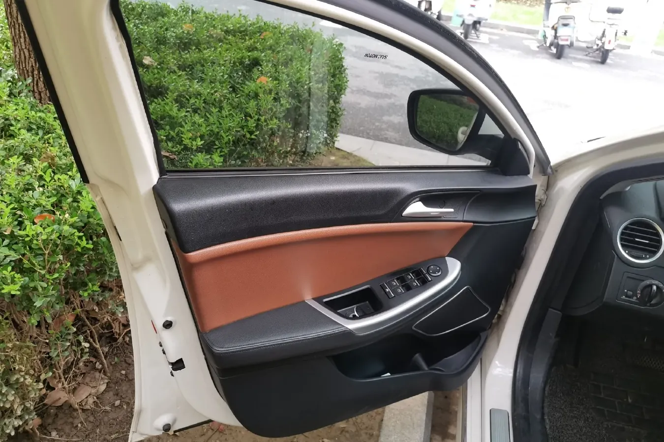 2014 Roewe e550 1.5L 109HP L4 2AT PHEV 11.8KWH,autocango,china used car exporter,china ev exporter,chinese used car exporter,chinese used ev exporter