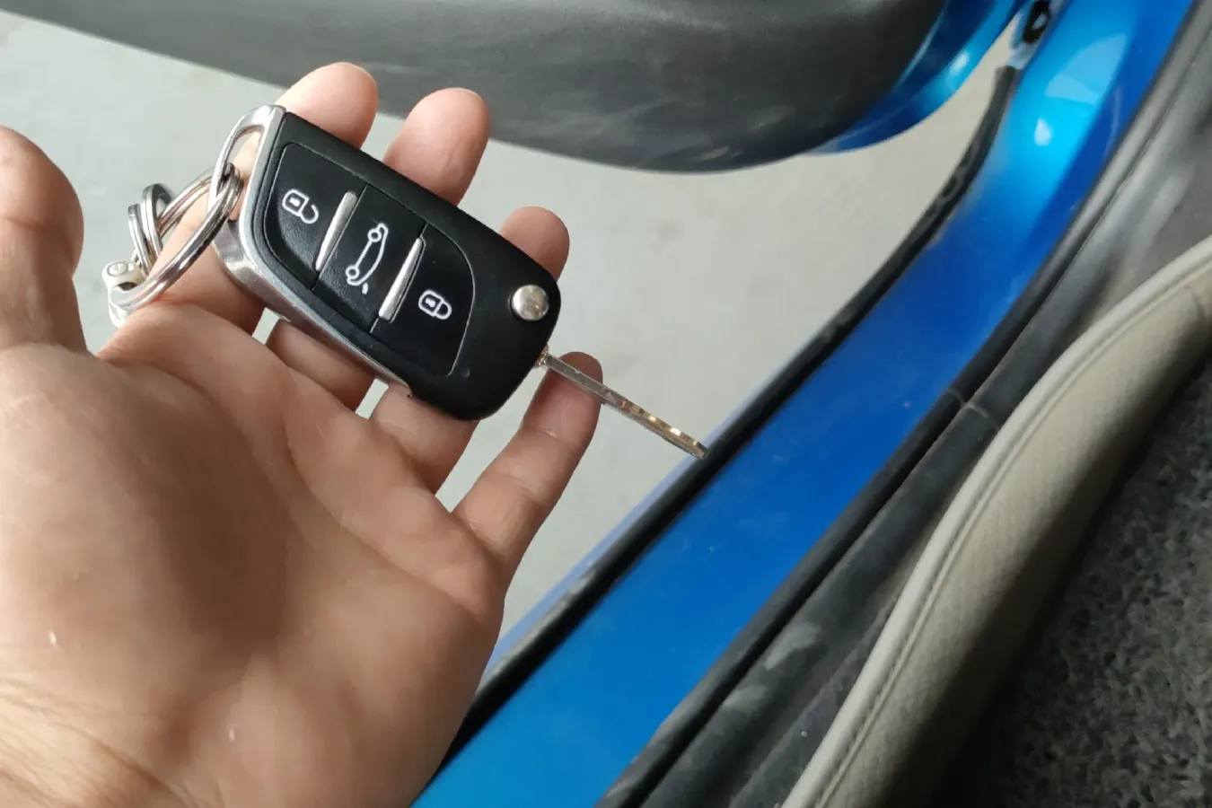 2011 Peugeot 207 1.4L 76HP L4 5MT,autocango,china used car exporter,china ev exporter,chinese used car exporter,chinese used ev exporter