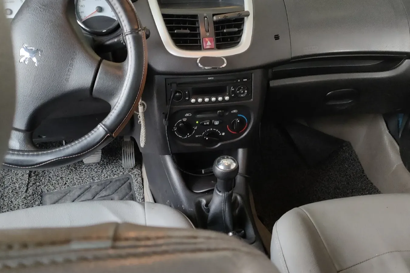 2011 Peugeot 207 1.4L 76HP L4 5MT,autocango,china used car exporter,china ev exporter,chinese used car exporter,chinese used ev exporter