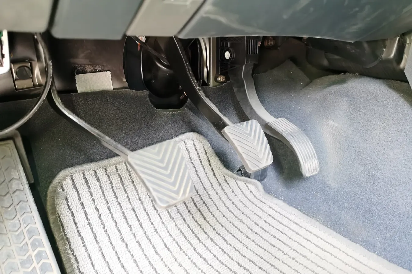 2015 Leopaard Q6 2.4L 147HP L4 5MT,autocango,china used car exporter,china ev exporter,chinese used car exporter,chinese used ev exporter