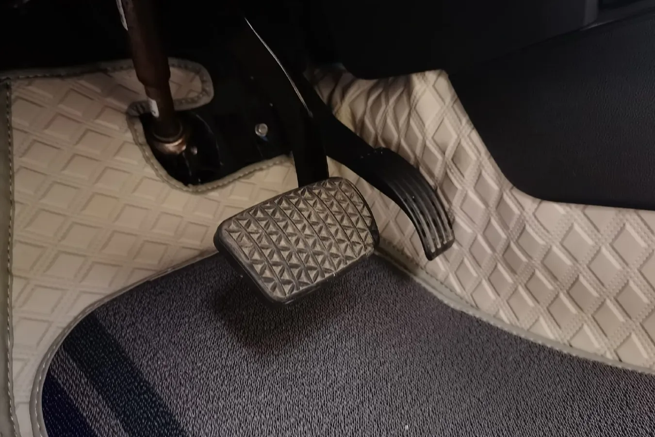 2015 Qoros 3 1.6T 156HP L4 6DCT,autocango,china used car exporter,china ev exporter,chinese used car exporter,chinese used ev exporter