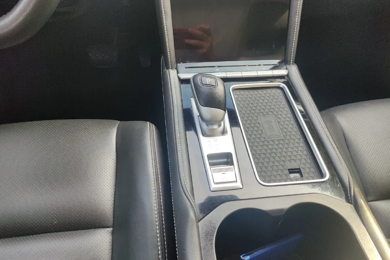 2020 Venucia Star 1.5T 190HP L4 7DCT,autocango,china used car exporter,china ev exporter,chinese used car exporter,chinese used ev exporter