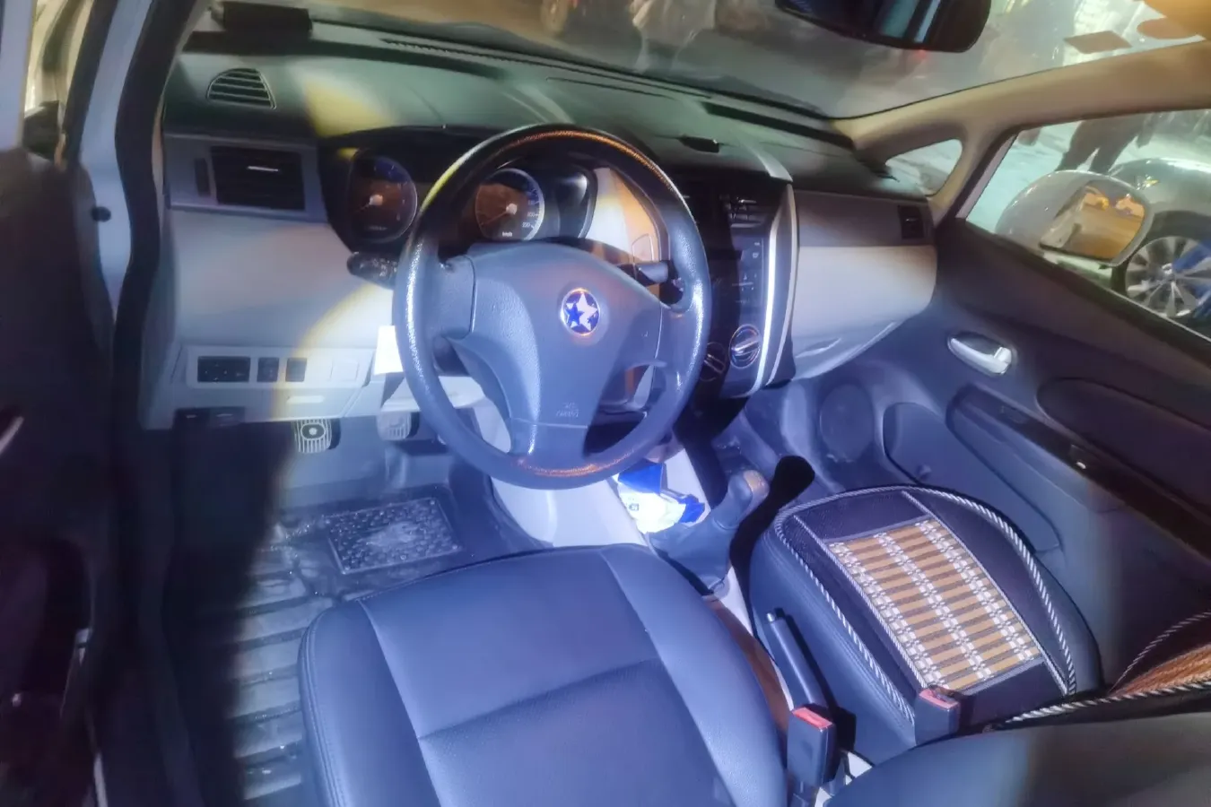 2015 Venucia R50 1.6L 117HP L4 5MT,autocango,china used car exporter,china ev exporter,chinese used car exporter,chinese used ev exporter