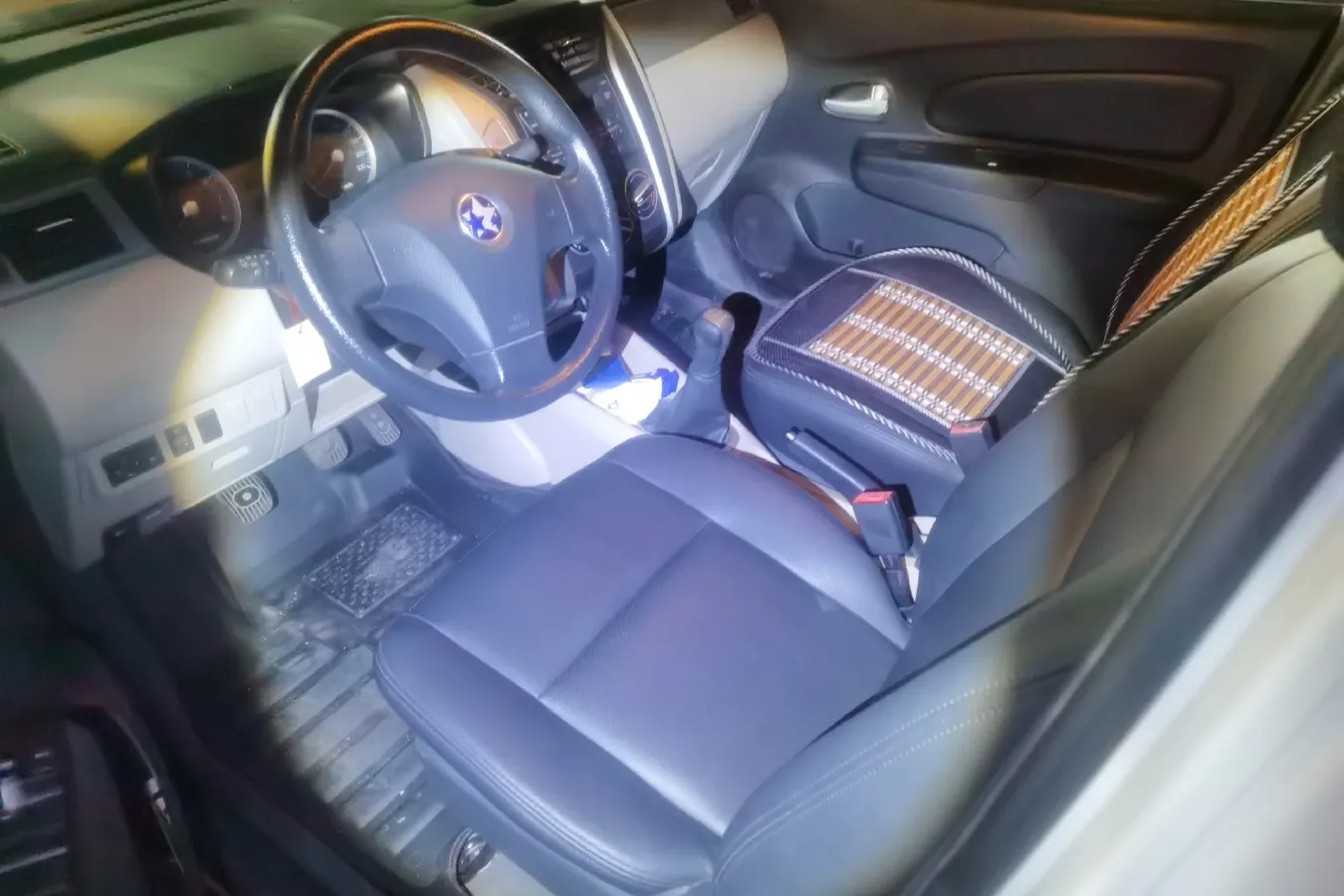 2015 Venucia R50 1.6L 117HP L4 5MT,autocango,china used car exporter,china ev exporter,chinese used car exporter,chinese used ev exporter