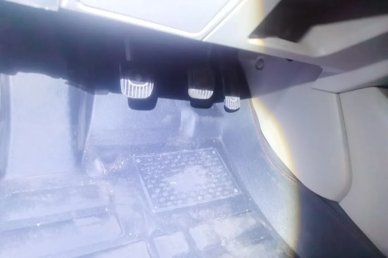 2015 Venucia R50 1.6L 117HP L4 5MT,autocango,china used car exporter,china ev exporter,chinese used car exporter,chinese used ev exporter