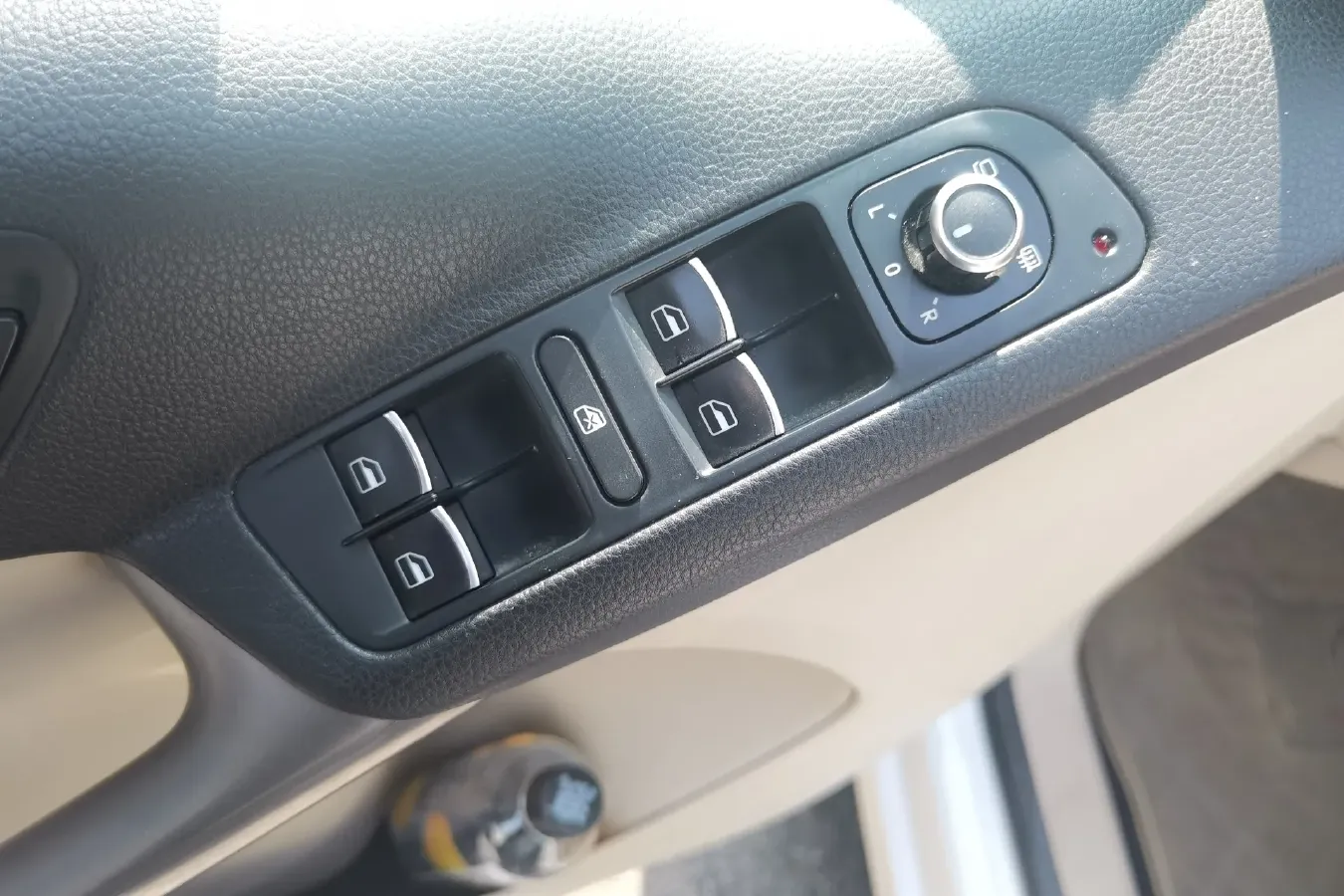 2012 Volkswagen Tiguan 2.0T 200HP L4 6AT,autocango,china used car exporter,china ev exporter,chinese used car exporter,chinese used ev exporter