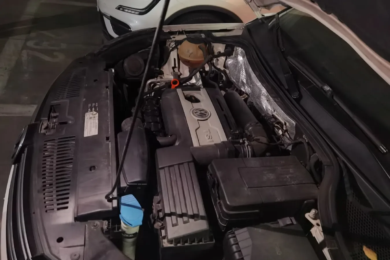 2012 Volkswagen Tiguan 2.0T 200HP L4 6AT,autocango,china used car exporter,china ev exporter,chinese used car exporter,chinese used ev exporter