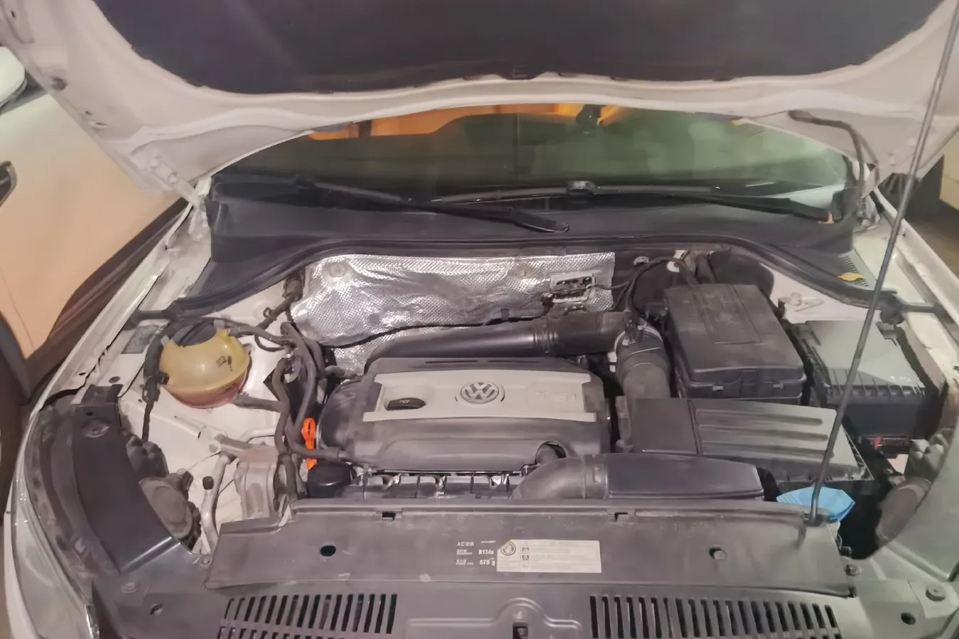 2012 Volkswagen Tiguan 2.0T 200HP L4 6AT,autocango,china used car exporter,china ev exporter,chinese used car exporter,chinese used ev exporter