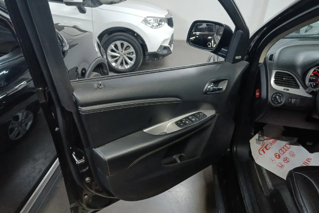 2013 Fiat Freemont 2.4L 170HP L4 6AT,autocango,china used car exporter,china ev exporter,chinese used car exporter,chinese used ev exporter