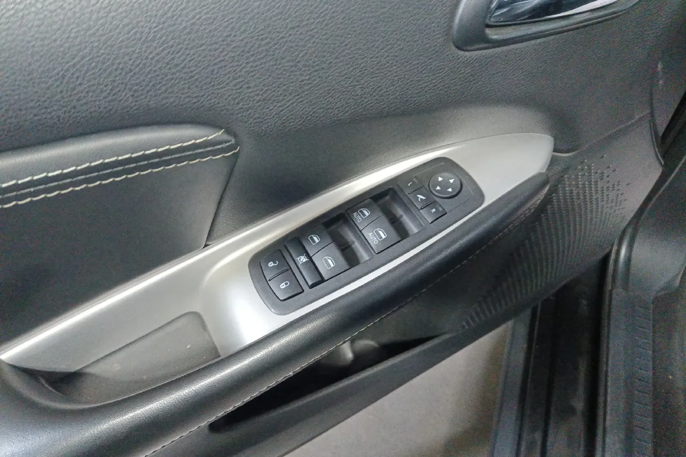 2013 Fiat Freemont 2.4L 170HP L4 6AT,autocango,china used car exporter,china ev exporter,chinese used car exporter,chinese used ev exporter