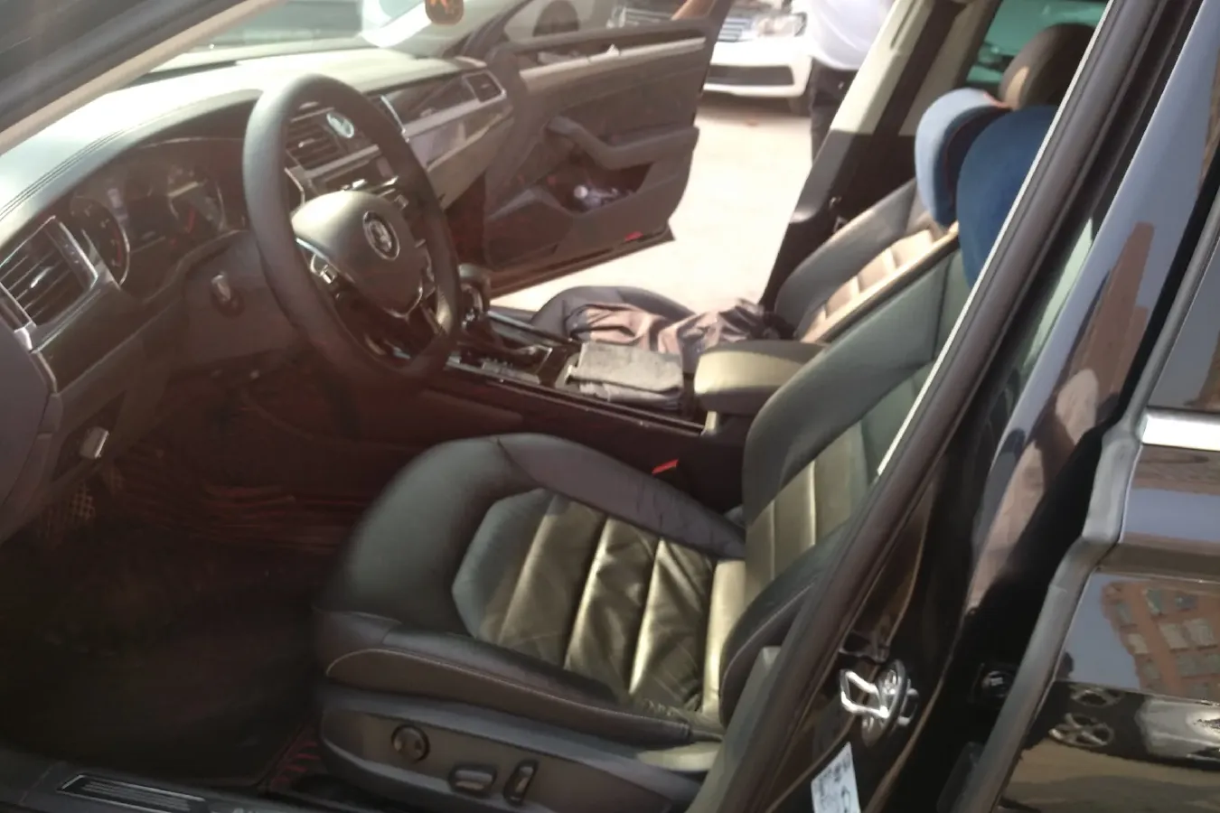 2018 Volkswagen Phideon 2.0T 224HP L4 7DCT,autocango,china used car exporter,china ev exporter,chinese used car exporter,chinese used ev exporter