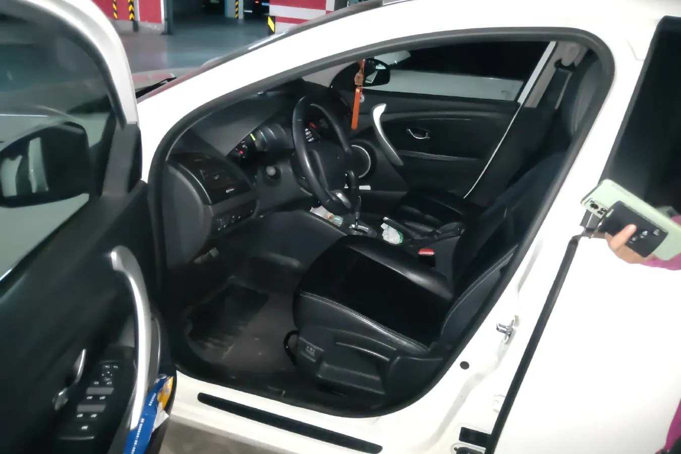 2011 Renault  Fluence 2.0L 137HP L4 CVT,autocango,china used car exporter,china ev exporter,chinese used car exporter,chinese used ev exporter