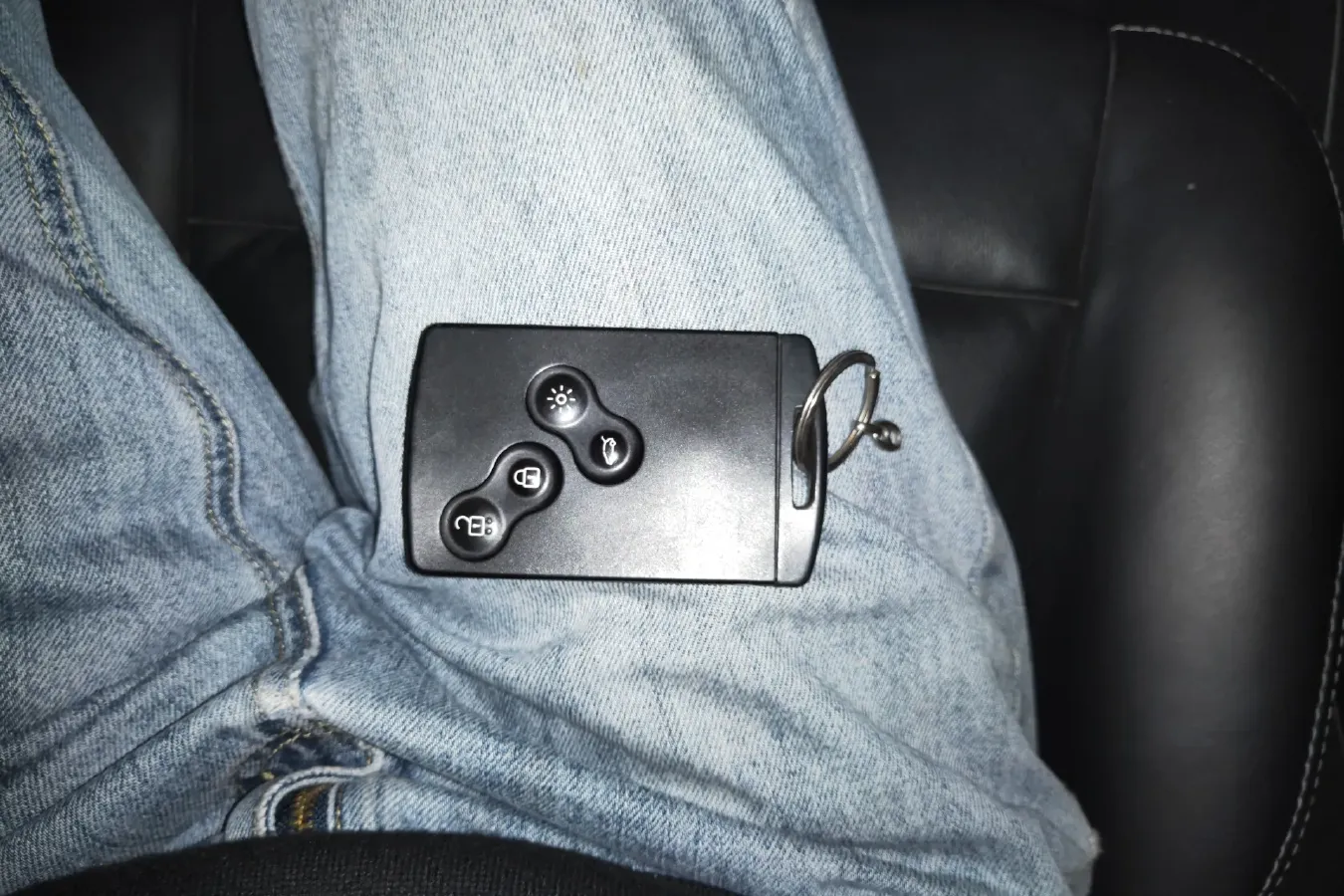 2011 Renault  Fluence 2.0L 137HP L4 CVT,autocango,china used car exporter,china ev exporter,chinese used car exporter,chinese used ev exporter