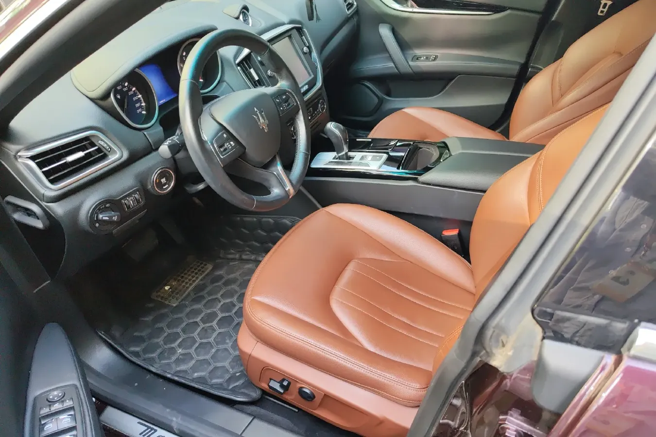 2014 Maserati Ghibli 3.0T 330HP V6 8AT,autocango,china used car exporter,china ev exporter,chinese used car exporter,chinese used ev exporter