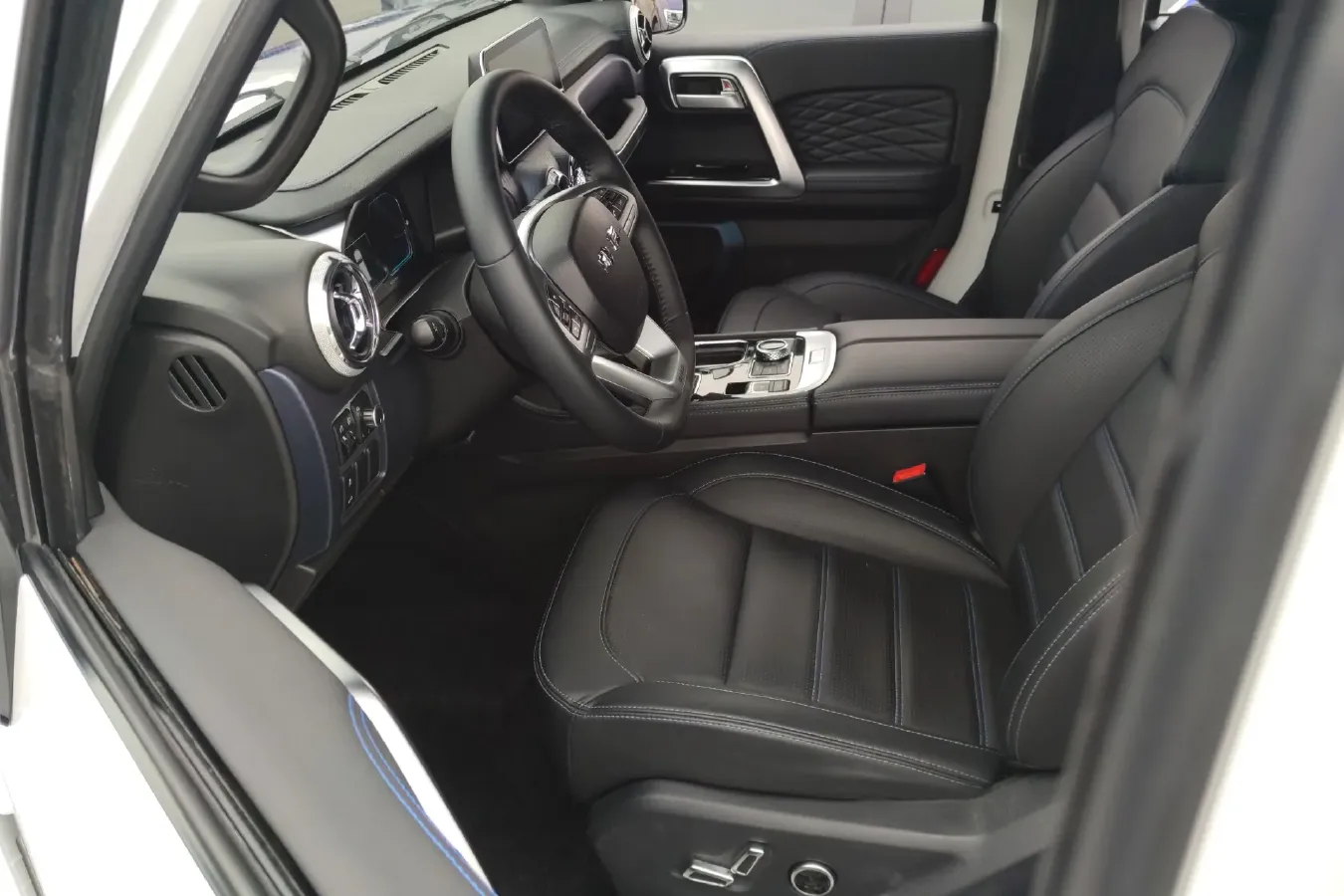 2020 BeiJing BJ40 2.0T 224HP L4 8AT,autocango,china used car exporter,china ev exporter,chinese used car exporter,chinese used ev exporter