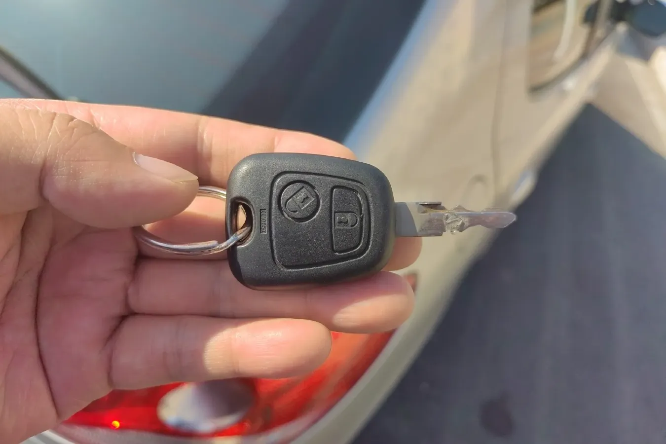 2011 Peugeot 207 1.4L 76HP L4 5MT,autocango,china used car exporter,china ev exporter,chinese used car exporter,chinese used ev exporter