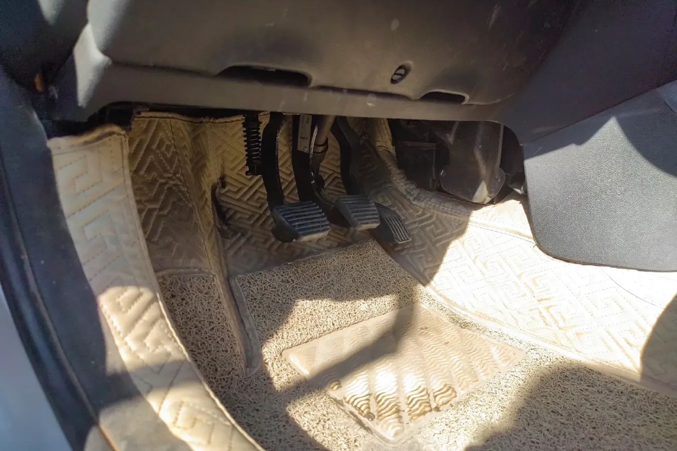 2011 Peugeot 207 1.4L 76HP L4 5MT,autocango,china used car exporter,china ev exporter,chinese used car exporter,chinese used ev exporter