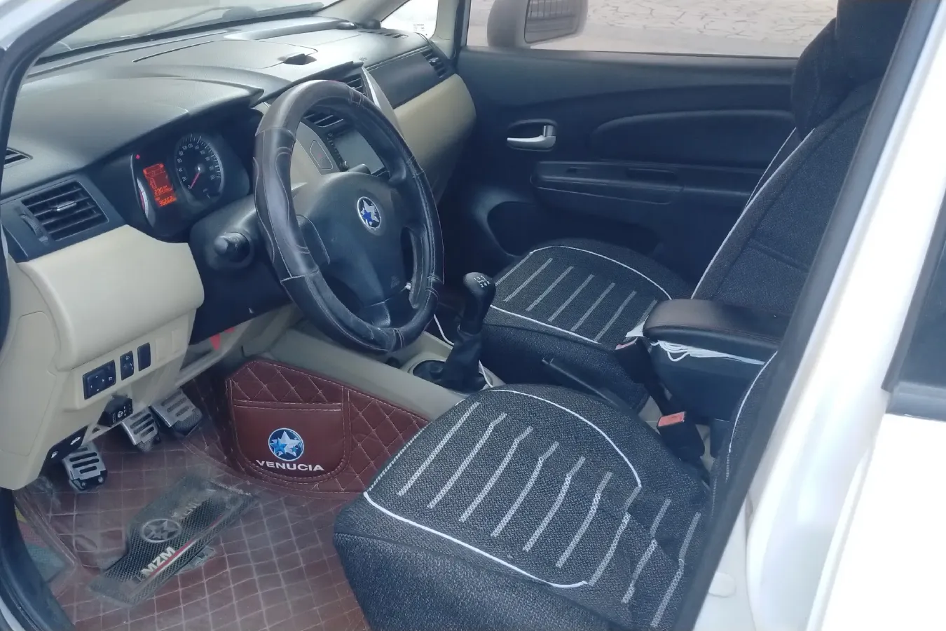 2013 Venucia R50 1.6L 117HP L4 5MT,autocango,china used car exporter,china ev exporter,chinese used car exporter,chinese used ev exporter