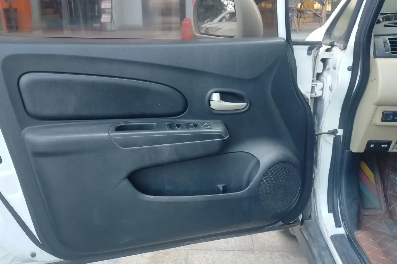 2013 Venucia R50 1.6L 117HP L4 5MT,autocango,china used car exporter,china ev exporter,chinese used car exporter,chinese used ev exporter