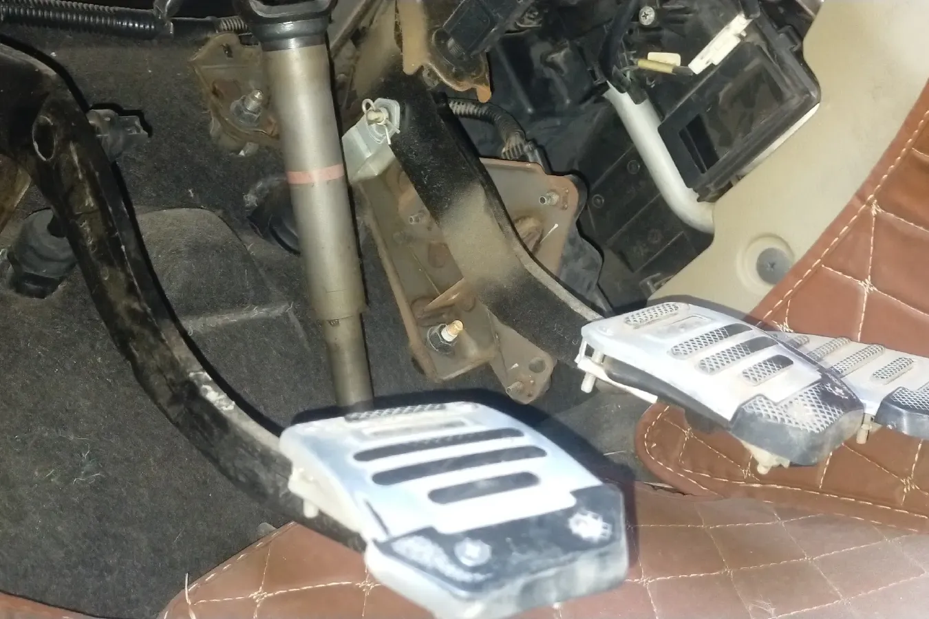 2013 Venucia R50 1.6L 117HP L4 5MT,autocango,china used car exporter,china ev exporter,chinese used car exporter,chinese used ev exporter