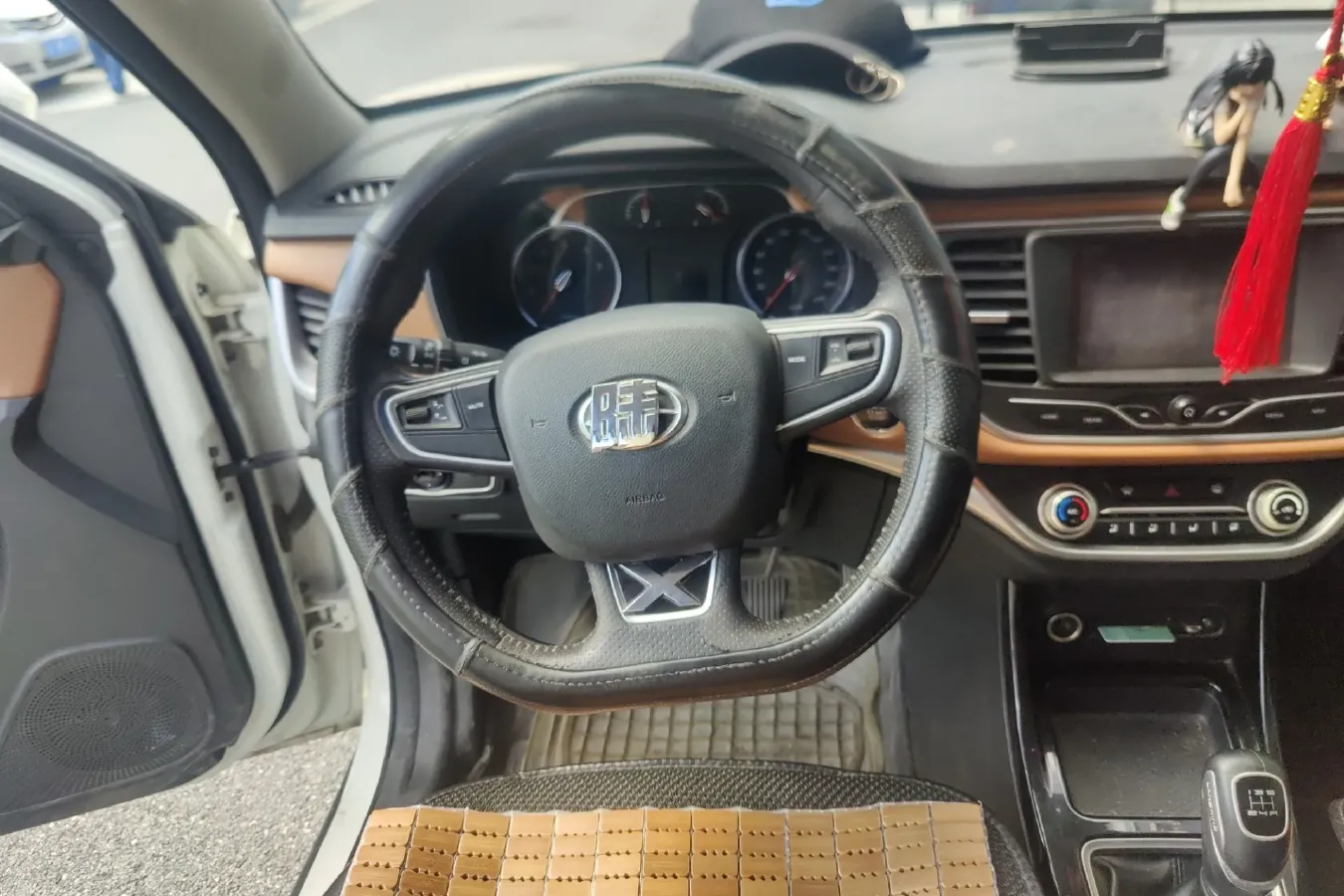 2017 Landwind X2 1.6L 125HP L4 5MT,autocango,china used car exporter,china ev exporter,chinese used car exporter,chinese used ev exporter