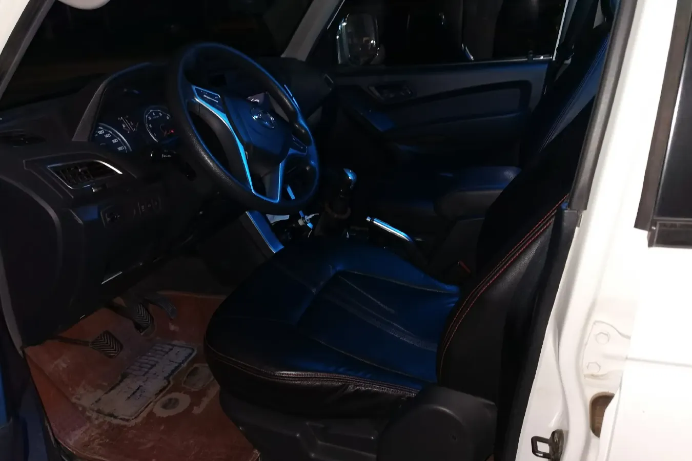 2015 Leopaard Q6 2.4L 147HP L4 5MT,autocango,china used car exporter,china ev exporter,chinese used car exporter,chinese used ev exporter