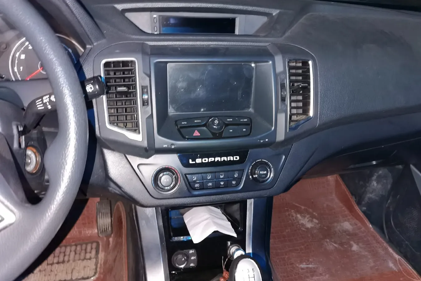 2015 Leopaard Q6 2.4L 147HP L4 5MT,autocango,china used car exporter,china ev exporter,chinese used car exporter,chinese used ev exporter