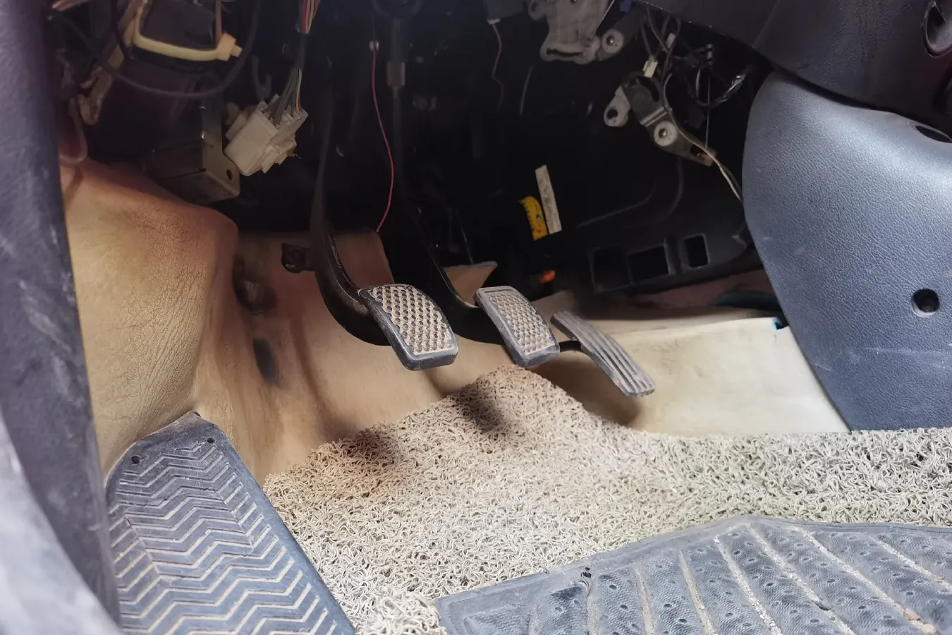 2012 BaoJun LeChi 1.2L 86HP L4 5MT,autocango,china used car exporter,china ev exporter,chinese used car exporter,chinese used ev exporter