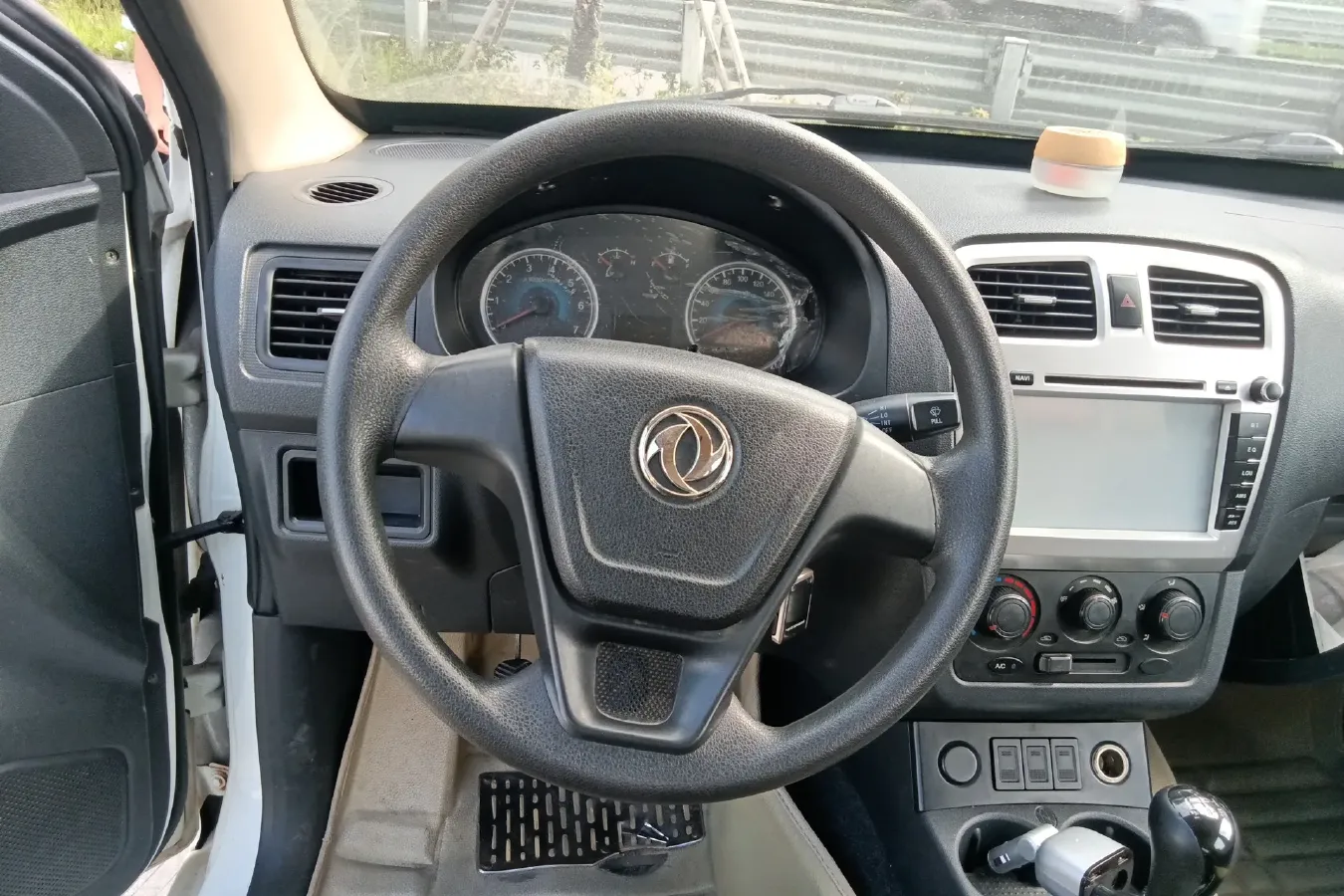 2014 DongFeng Fengon Fengon 330 1.5L 109HP L4 5MT,autocango,china used car exporter,china ev exporter,chinese used car exporter,chinese used ev exporter