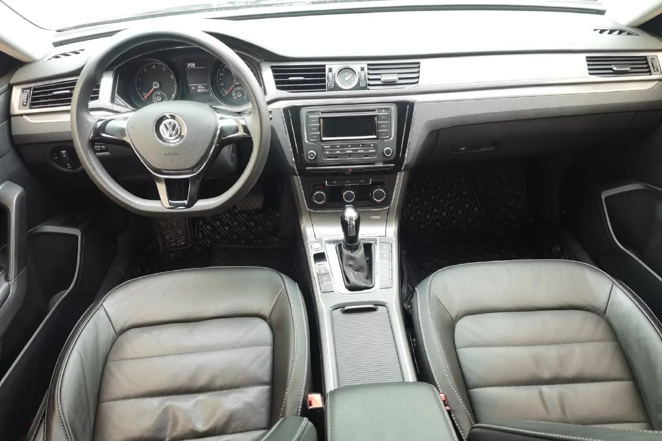 2013 Volkswagen Passat 1.8T 160HP L4 7DCT,autocango,china used car exporter,china ev exporter,chinese used car exporter,chinese used ev exporter