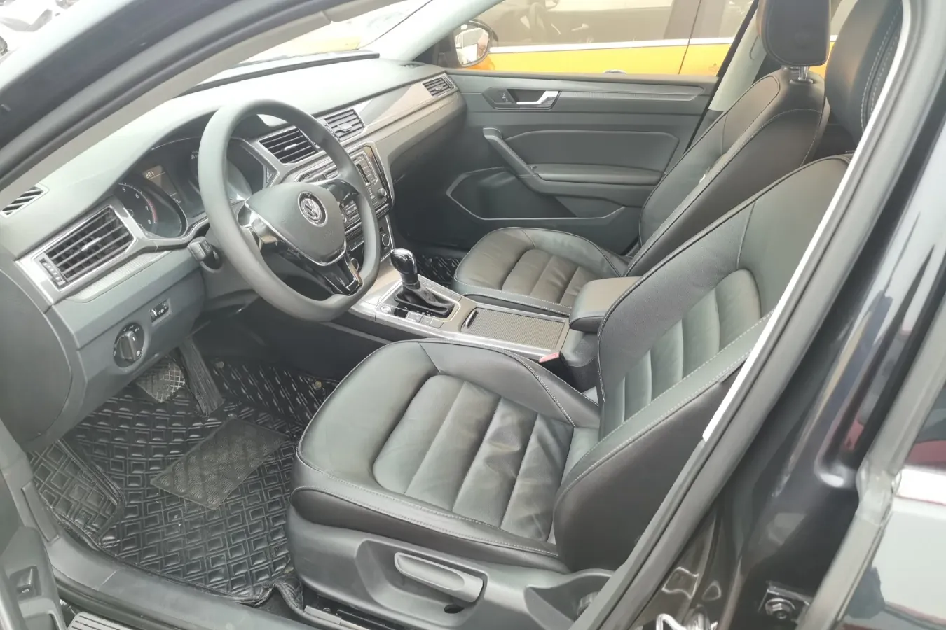 2013 Volkswagen Passat 1.8T 160HP L4 7DCT,autocango,china used car exporter,china ev exporter,chinese used car exporter,chinese used ev exporter