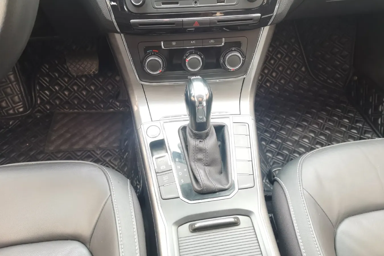 2013 Volkswagen Passat 1.8T 160HP L4 7DCT,autocango,china used car exporter,china ev exporter,chinese used car exporter,chinese used ev exporter