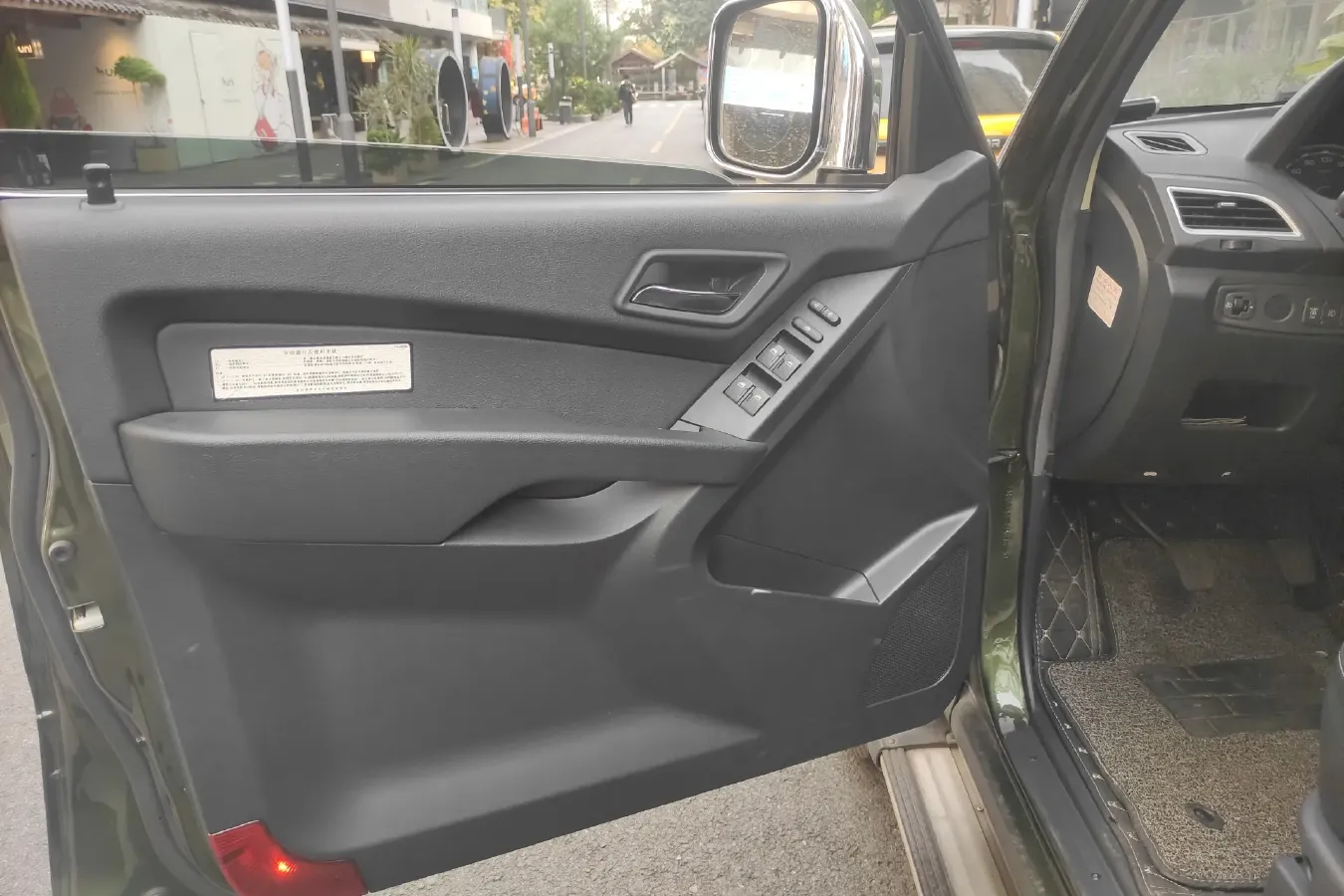 2015 Leopaard Q6 2.4L 147HP L4 5MT,autocango,china used car exporter,china ev exporter,chinese used car exporter,chinese used ev exporter