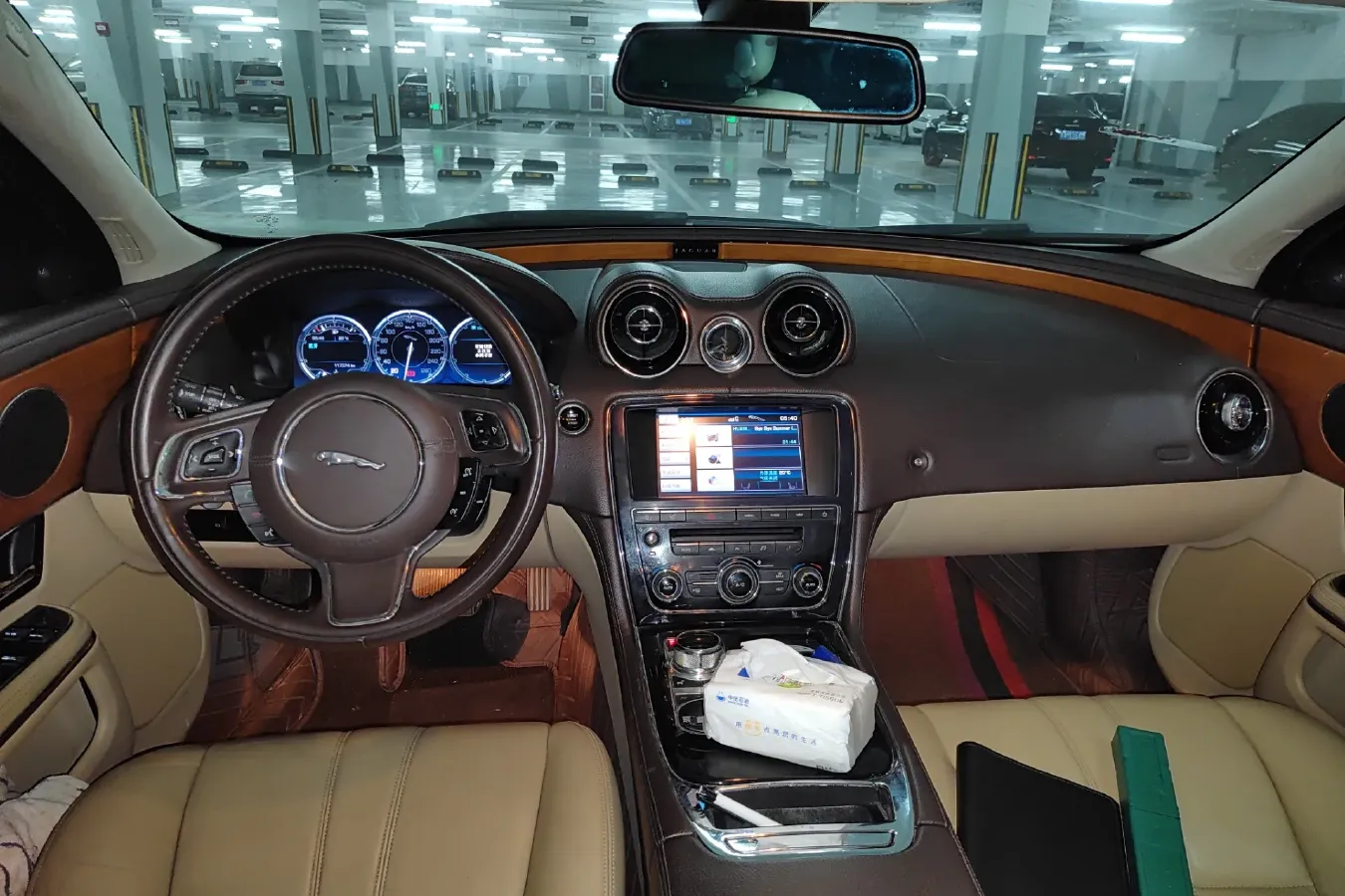 2013 Jaguar XJ 2.0T 240HP L4 8AT,autocango,china used car exporter,china ev exporter,chinese used car exporter,chinese used ev exporter