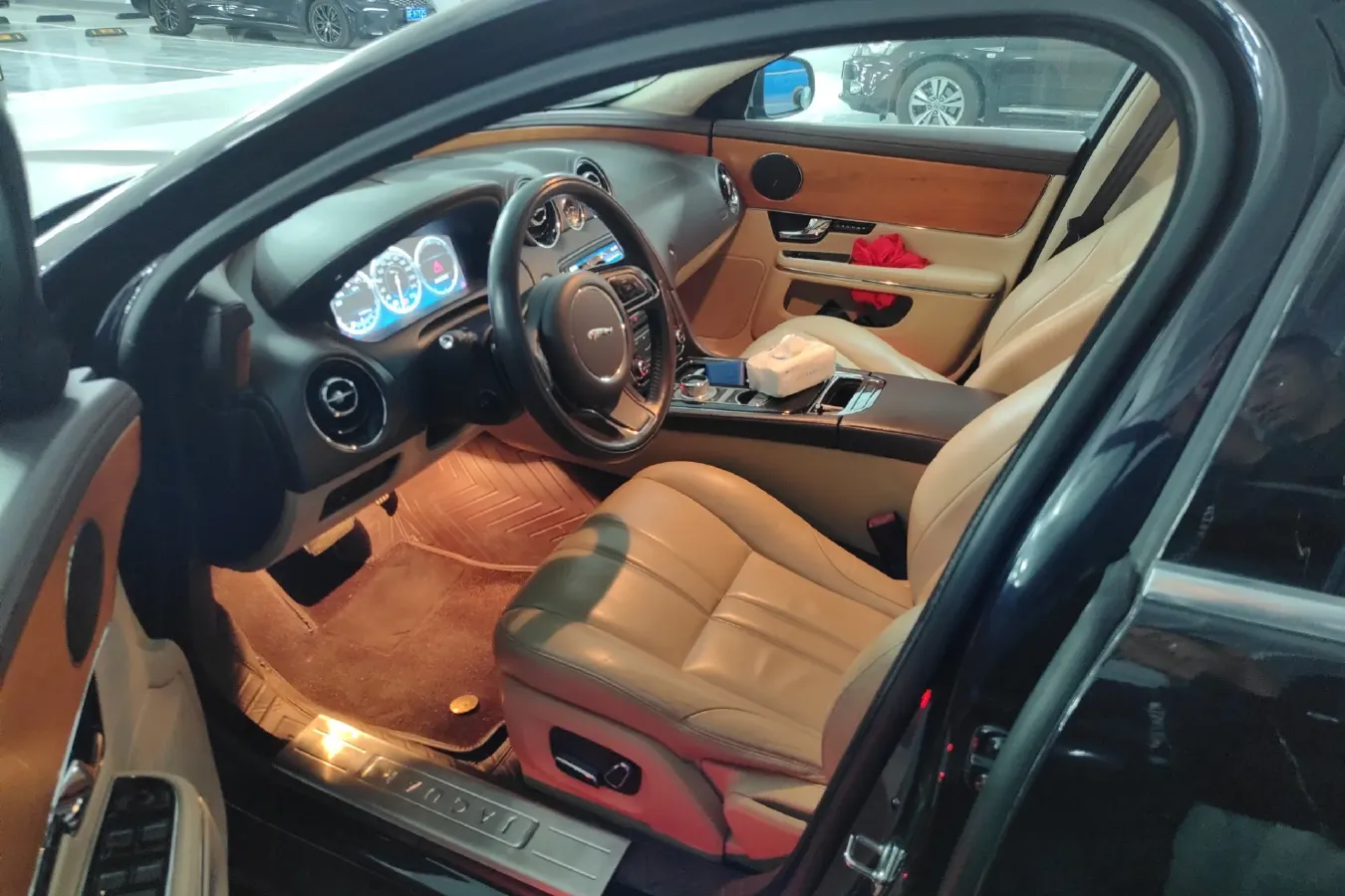 2013 Jaguar XJ 2.0T 240HP L4 8AT,autocango,china used car exporter,china ev exporter,chinese used car exporter,chinese used ev exporter